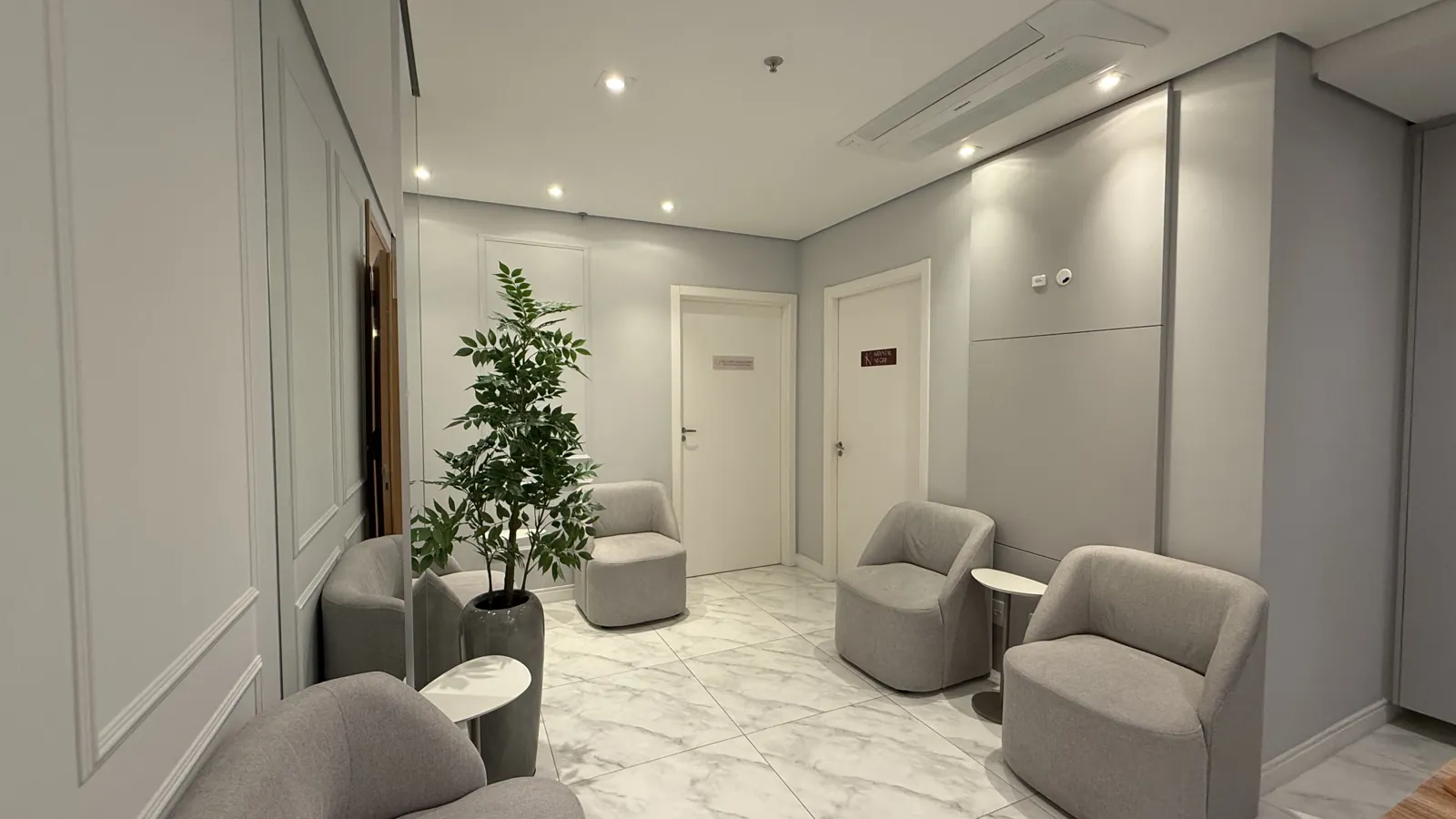 Sala de espera do consultório da Dra. Lumy Yagueshita no Batel, Curitiba